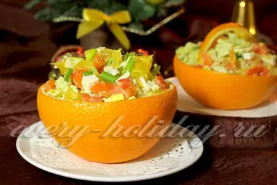 Салат с куриным филе в апельсиновой корзинке