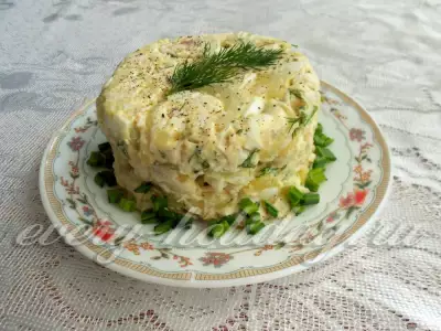 Салат с куриным филе и маринованным луком