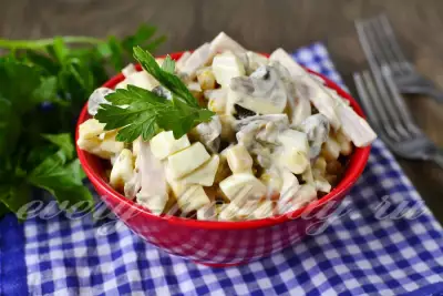 Простой и вкусный салат с ветчиной, сыром и грибами