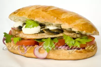 Итальянский бутерброд с моцареллой и маринованным луком