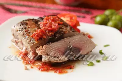 Жареный стейк из тунца в томатном соусе