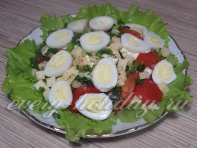 Салат с перепелиными яйцами, сыром и помидорами