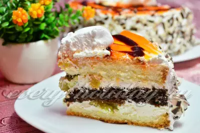 Бисквитный торт со сливками и фруктами