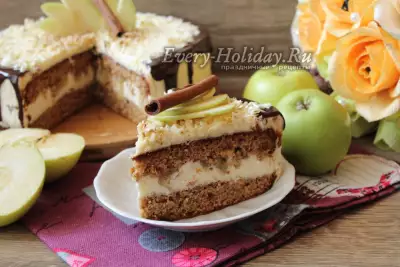 Медово-ореховый торт с яблоками и сливочным кремом