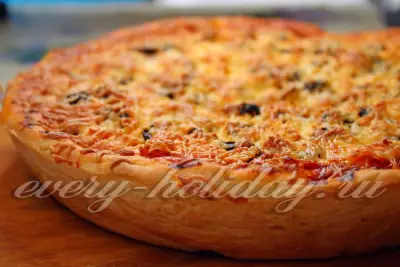 Заморская чикагская пицца с лососем и маслинами