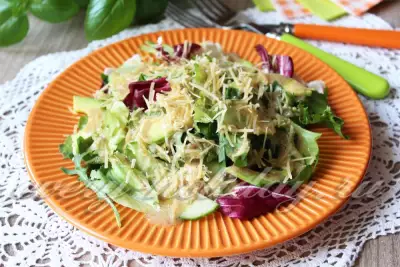 Салат с авокадо и огурцом с анчоусным соусом