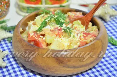 Салат с тунцом, яйцом и овощами