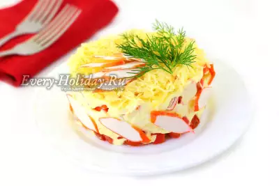 Салат с крабовыми палочками, с помидорами и сыром