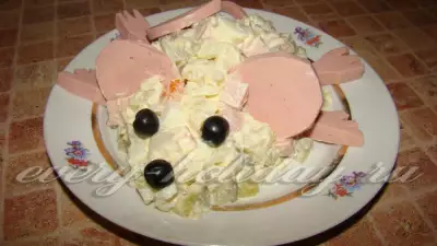 Салат "Оливье", рецепт классический с колбасой и солеными огурцами "Мышка"