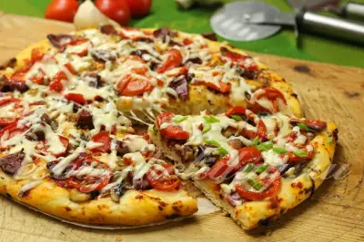 Пицца на дрожжевом тесте с колбасой, грибами и сыром