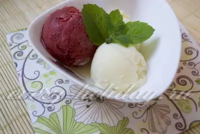 Ванильное мороженое с шариками клубничного сока