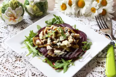 Свекольный салат с сыром и карамелизированной грушей