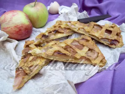 Пирог из слоеного теста с яблоками