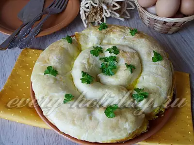 Пирог с брынзой и картофелем из слоеного теста (готового)
