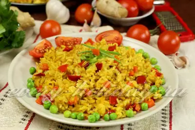 Острый рис с чесноком, имбирем и овощами