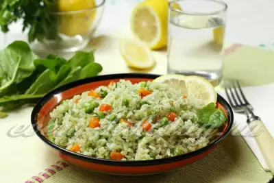 Рассыпчатый рис с овощами и шпинатом