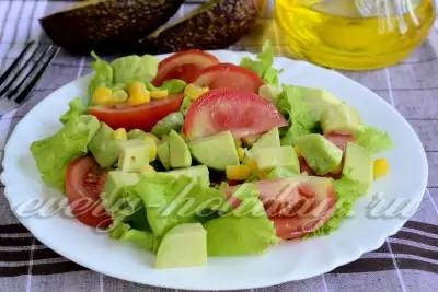 Салат с авокадо, помидорами и кукурузой