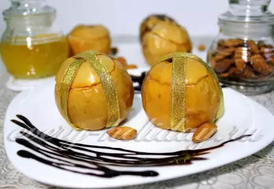 Запеченные яблоки  с медом и миндалем