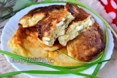 Жареные ленивые пирожки с луком и яйцом на кефире