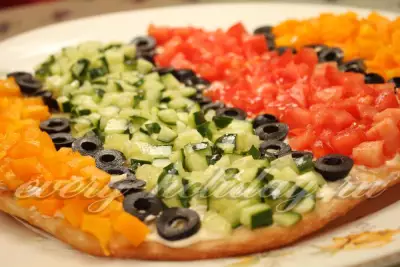 Вегетарианская пицца из свежих овощей