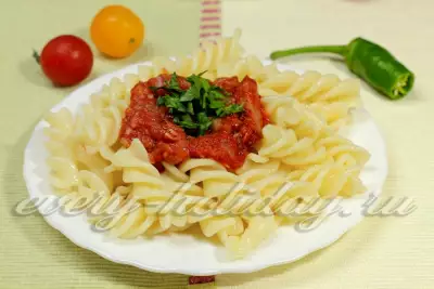 Итальянская паста с колбасками в остром томатном соусе