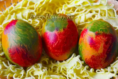 Как красить яйца салфетками