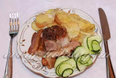 Свиная вырезка с картофелем в духовке