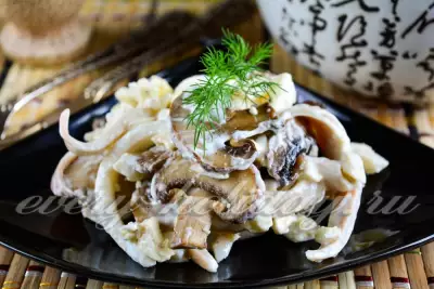 Вкусный салат из кальмаров с грибами