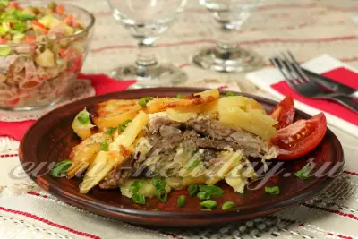 Картошка запеченная с мясом, грибами и сыром
