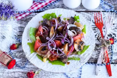 Теплый салат с индюшиной печенью и грибами