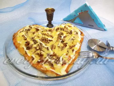 Пицца с мясом и грибами в форме сердца