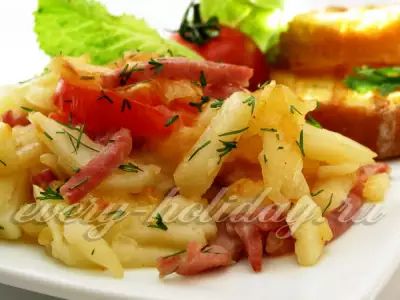 Жареная картошка с луком, колбасой и помидорами