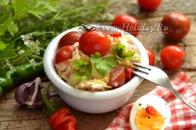 Салат с копченой курицей и помидорами