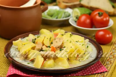 Картошка тушеная с курицей и овощами в горшочке