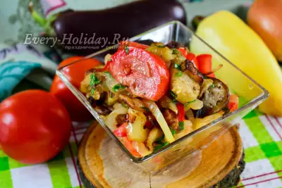 Салат из баклажанов с с перцем и помидорами