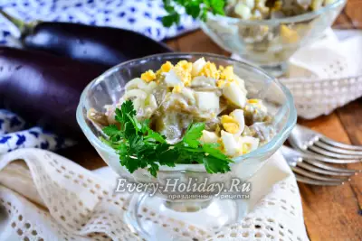 Салат с баклажанами, яйцами и маринованным луком