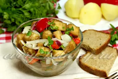 Салат с маринованными баклажанами и перцем