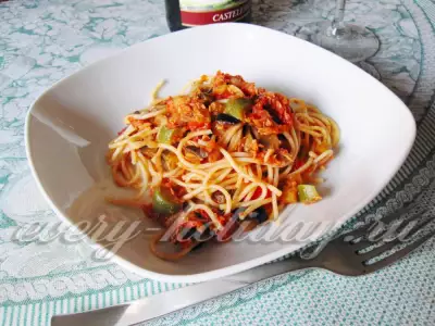 Спагетти по-итальянски с тунцом, баклажаном и оливками