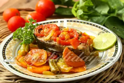 Рыба тушеная с овощами на сковороде