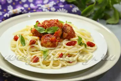 Спагетти с фрикадельками в подливке