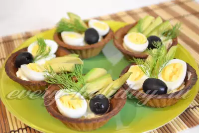 Ржаные тарталетки с авокадо, перепелиными яйцами и сливочным сыром
