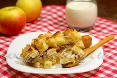 Хлебный пудинг с яблоками и бананом