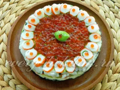 Суши торт с красной икрой, крабовыми палочками и авокадо