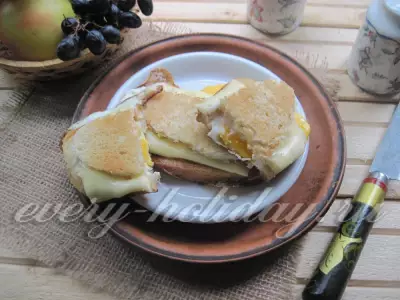 Горячие бутерброды с сыром и яйцом на завтрак