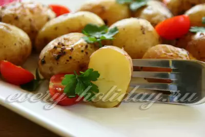 Картофель с чесноком и прованскими травами, запеченный в духовке