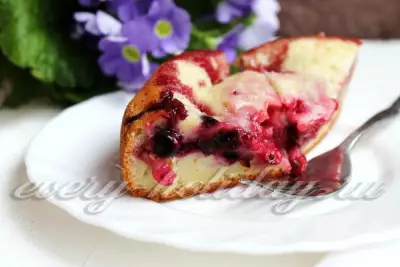 Быстрый пирог в мультиварке с ягодами