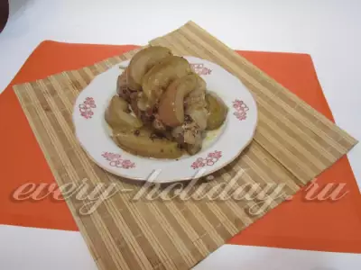 Праздничная свинина с яблоками и сушеной паприкой