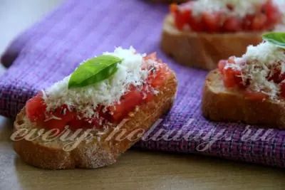 Бутерброд по-итальянски: брускетта с помидорами и прованскими травами