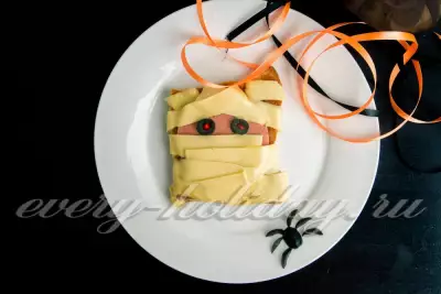 Бутерброд с колбасой и сыром "Мумия" на Хэллоуин