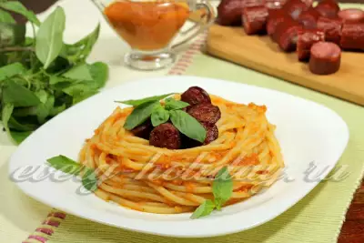 Спагетти с соусом Маринара и колбасками